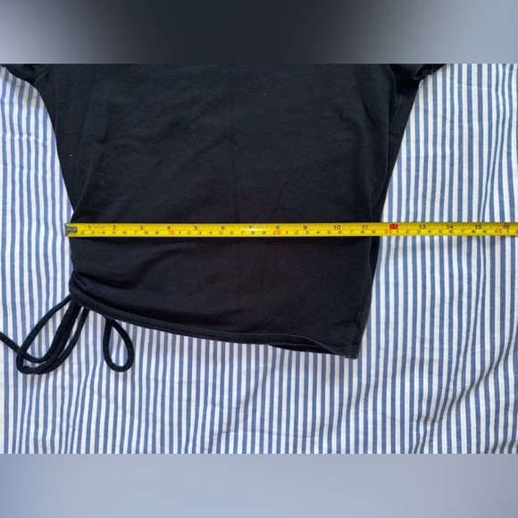 Hollister Women’s US S Black Cropped Crossover Wrap Side Baby Tee - Picture 6 of 10